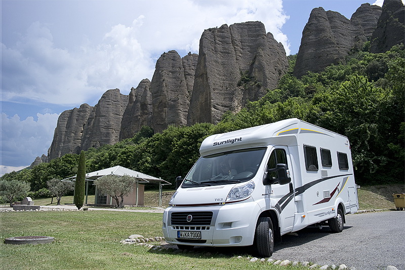 Provence 2014 +20140614_0694 als Smart-Objekt-1 Kopie.jpg - Rast auf einem schön gelegenen Parkplatz am See